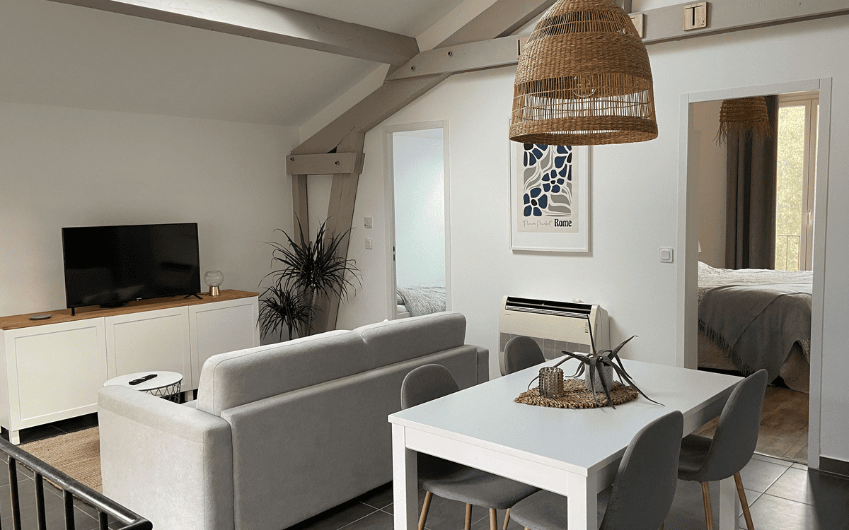 Cuisine ouverte sur le salon convivial, idéal pour les moments de partage en famille.