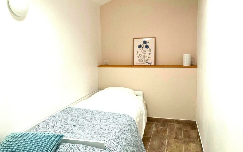 Petite chambre cosy avec lits modulables idéale pour enfants ou amis au Lodge des Cazarelles.