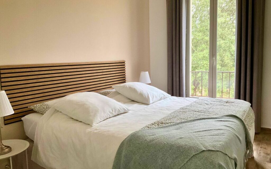 Grande chambre parentale lumineuse avec lit confort et vue directe sur la pinède.