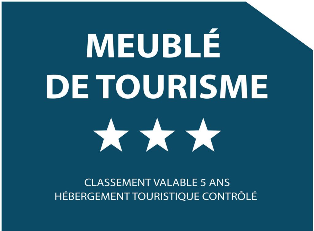 Panneau officiel de classement Meublé de Tourisme 3 étoiles obtenu par le gîte.