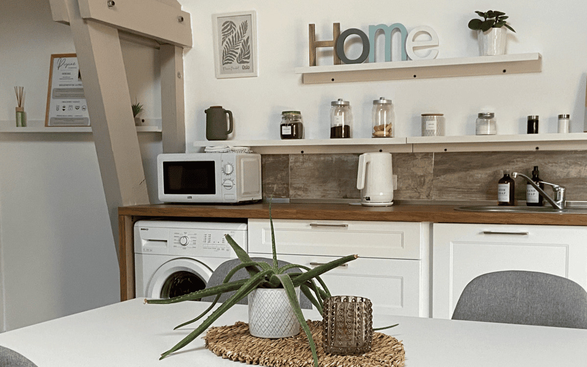 Cuisine entièrement équipée avec lave-linge et lave-vaisselle pour les longs séjours.