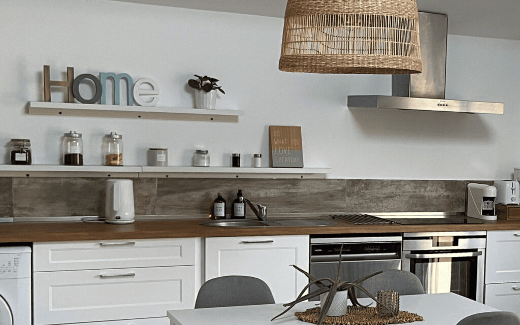 Détails de la cuisine équipée avec étagères de rangement et décoration soignée.