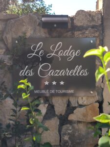 Le Lodge des Cazarelles portail entrée