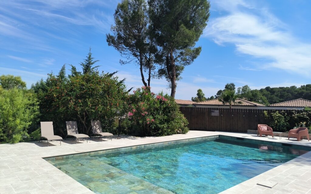 Magnifique piscine pierre de bali