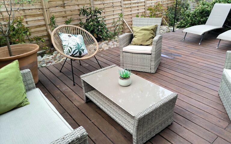 Le Lodge grande terrasse en bois détente chaises longues